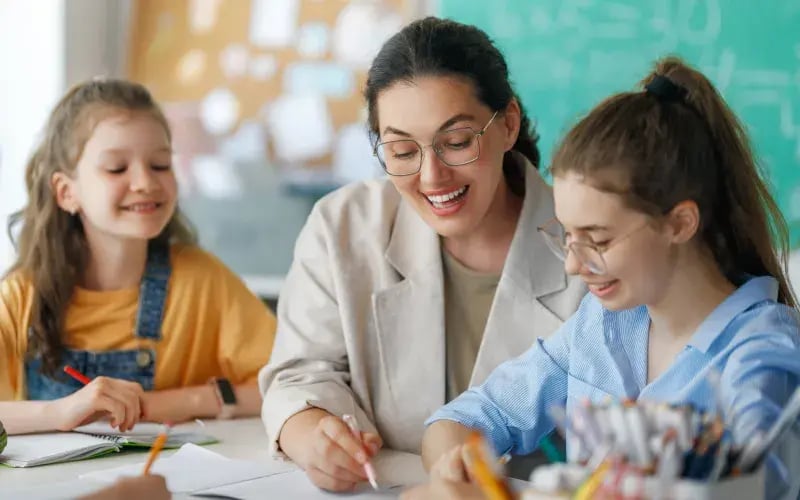 Profesor-el-especialista-y-guía-académico 